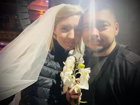 Патрульний Юрій Зозуля та журналістка Ангеліна Карякіна одружилися у Києві в розпал війни