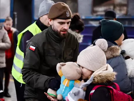 Перші біженці: Поляки приймають, як рідних, - забезпечують усім, аж до одягу та взуття