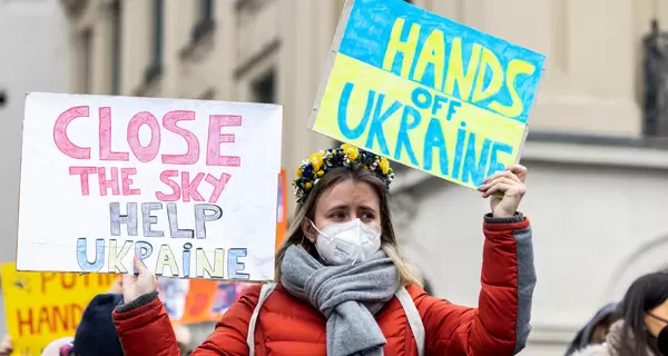 Люди у всьому світі виходять на мітинги та вимагають закрити небо над Україною