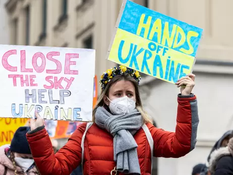 Люди по всему миру выходят на митинги и требуют закрыть небо над Украиной