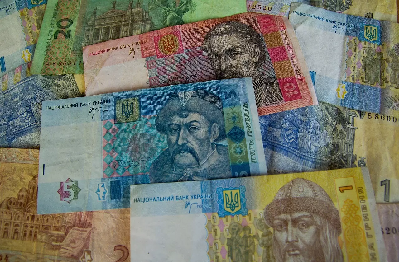 Кабмін дозволив українцям витрачати гроші з 