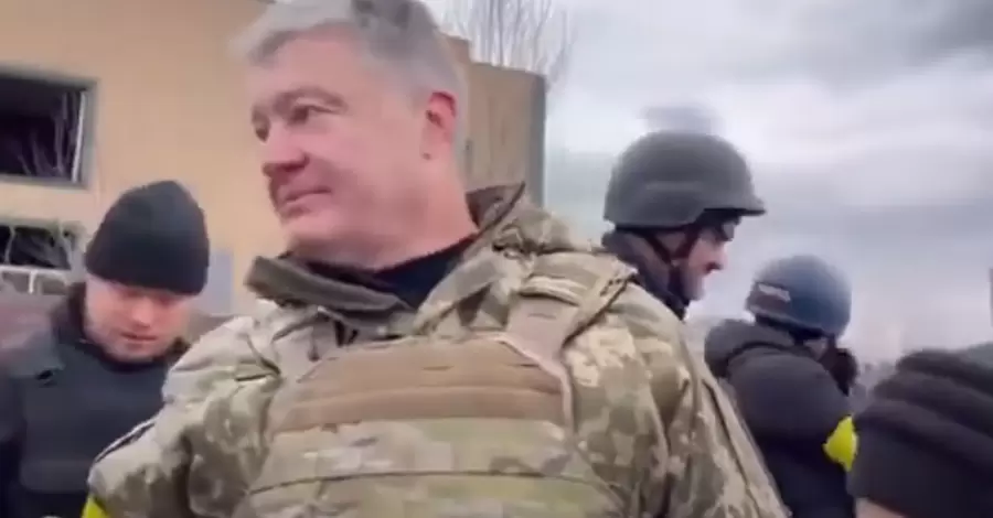 Петр Порошенко в бронежилете попытался поговорить с бойцом. Но его попросили не мешать