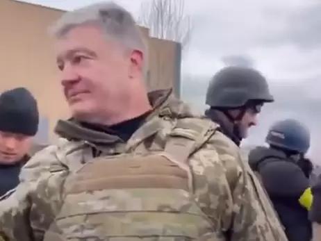 Петр Порошенко в бронежилете попытался поговорить с бойцом. Но его попросили не мешать