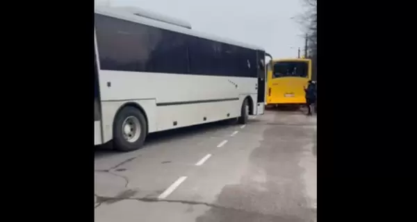 На Житомирщині ворог обстріляв автобус із біженцями, люди йшли під артобстрілами