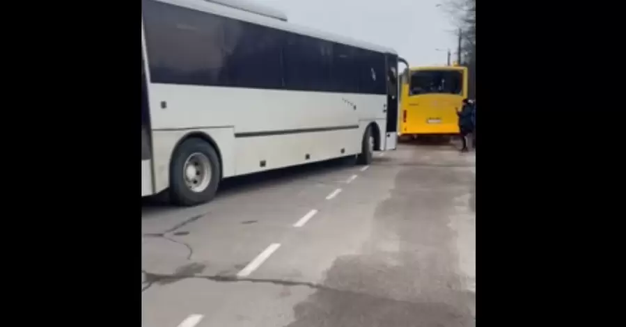 На Житомирщине враг обстрелял автобус с беженцами, люди шли под артобстрелами