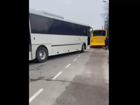 На Житомирщині ворог обстріляв автобус із біженцями, люди йшли під артобстрілами