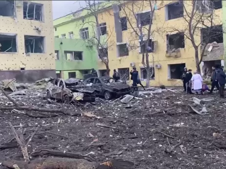 У Маріуполі російські окупанти розбомбили пологовий будинок та дитячу лікарню, Зеленський назвав це звірством