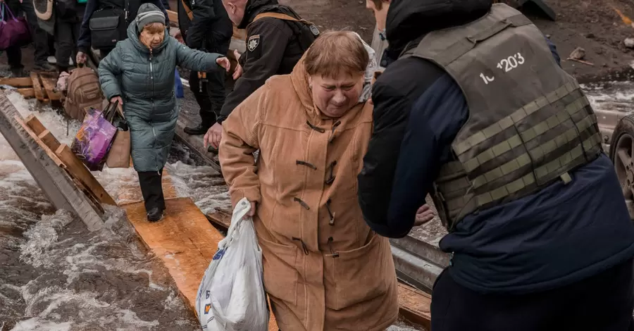 Не могли подумати, що почуємо вибухи знову: переселенці з Донбасу вчергове тікають від війни