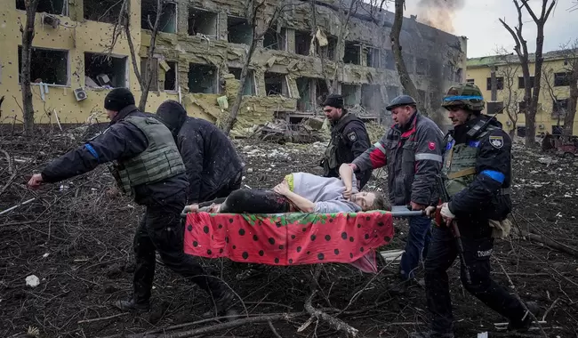 Российские оккупанты разбомбили роддом в Мариуполе