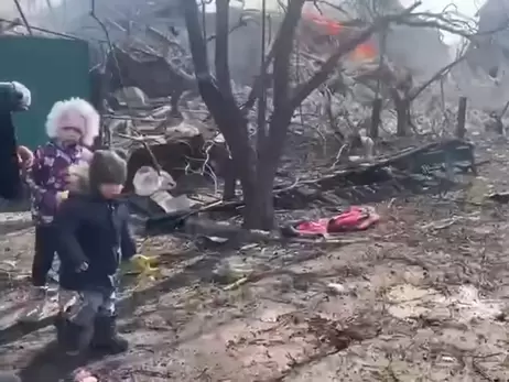 Маріуполь вбивають: люди розпалюють багаття з меблів біля будинків та готують їжу на вулиці