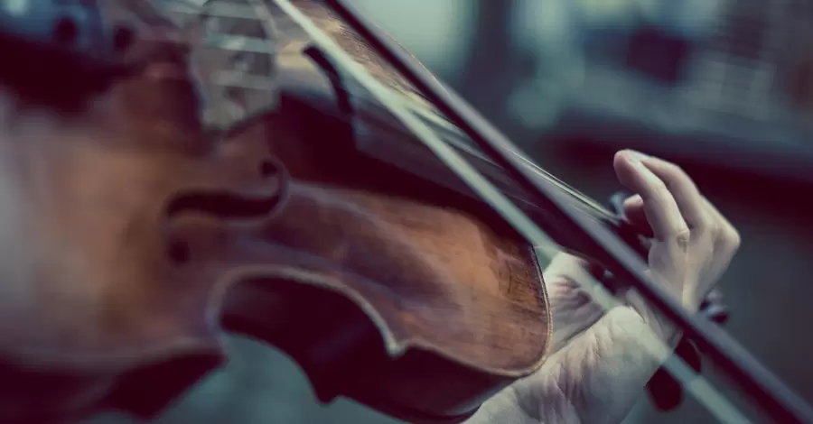  Харьковская скрипачка играет для соседей по бомбоубежищу во время обстрелов