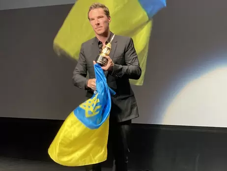 Актер Бенедикт Камбербэтч вышел на сцену американской кинопремии с флагом Украины