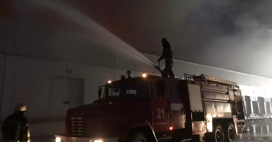   В Василькове после авиаудара горит нефтебаза, а возле Броваров пылает склад замороженных продуктов