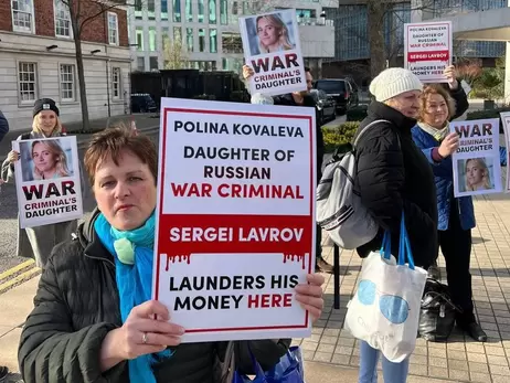 Біля будинку дочки Лаврова в Лондоні проходить протест: Дочка російського військового злочинця відмиває тут гроші