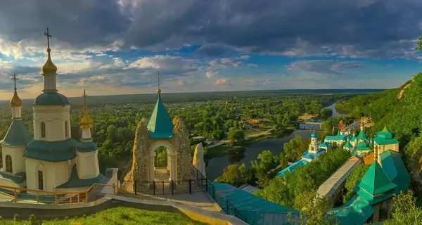 Окупаційні війська завдали авіаудару Святогірській Лаврі, де ховалися біженці