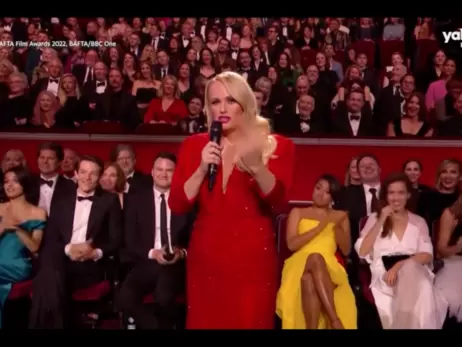 Актриса Ребел Уилсон показала средний палец Путину со сцены церемонии BAFTA