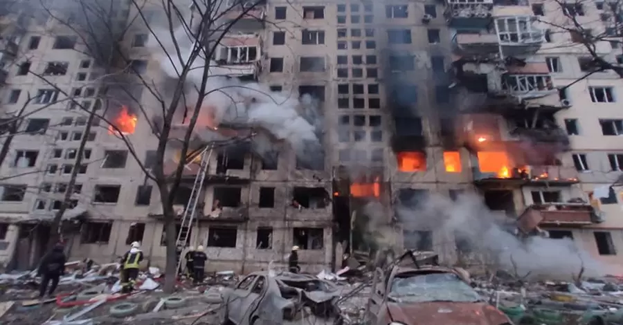 В Киеве на Оболони снаряд попал в девятиэтажку, есть погибшие