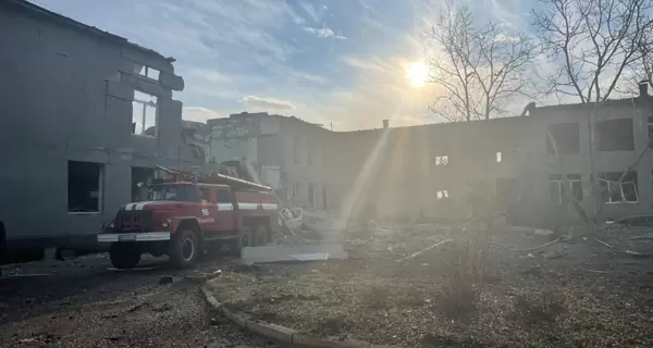 На Миколаївщині російські війська завдали авіаудару по школі, під завалами є люди