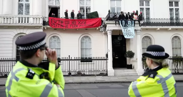 В Лондоне протестующие захватили особняк российского олигарха Дерипаски и повесили на нем флаг Украины