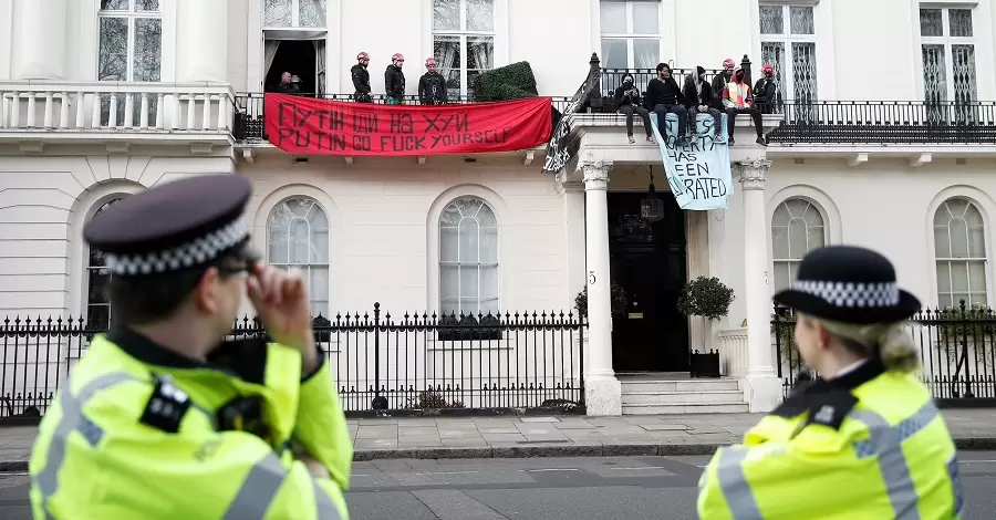 У Лондоні протестувальники захопили особняк російського олігарха Дерипаски та вивісили на ньому прапор України
