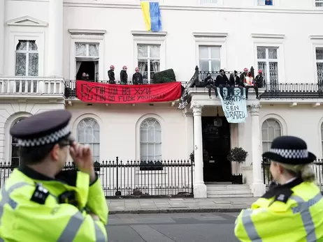 У Лондоні протестувальники захопили особняк російського олігарха Дерипаски та вивісили на ньому прапор України