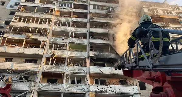 Обстріли в Києві: снаряди влучили у житлові будинки і пошкодили вхід на станцію метро «Лук'янівська»