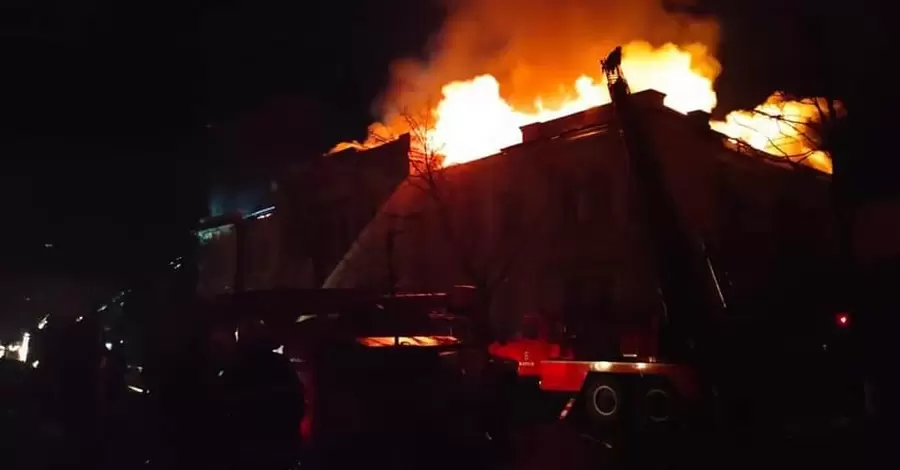 В Харькове всю ночь пылали пожары. Из-под завалов достали тела 7 человек
