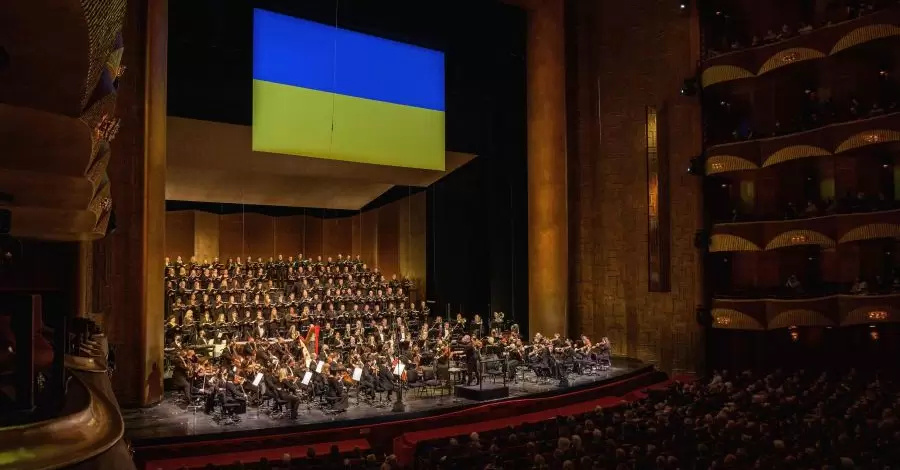 Оперный певец из Бердянска исполнил гимн Украины на сцене Метрополитен-оперы в Нью-Йорке 