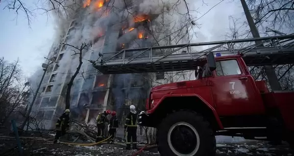 У Києві пожежники врятували родину із собакою із охопленої вогнем багатоповерхівки