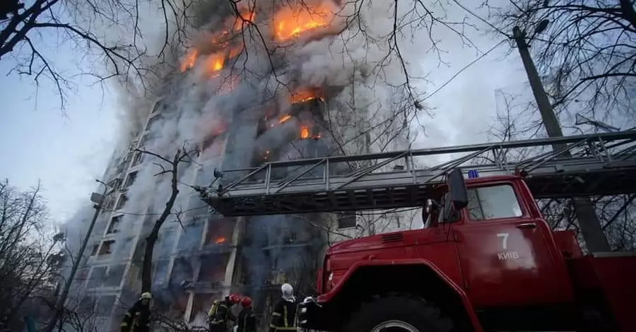  В Киеве пожарные спасли семью с собакой из охваченной огнем многоэтажки