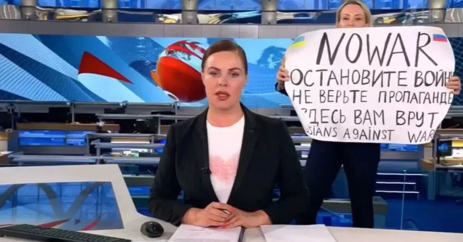 Зеленський подякував російській журналістці, яка увірвалася в ефір з плакатом 
