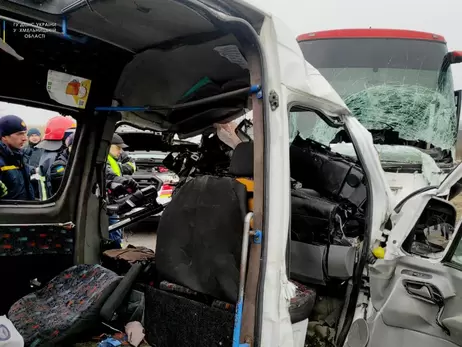 У Хмельницькій області мікроавтобус із переселенцями зіткнувся з автобусом. Загинуло семеро людей
