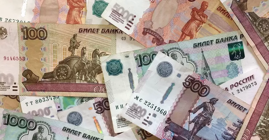 Экономист: Платить по внешним долгам российскими рублями – это все равно что пытаться расплатиться ракушками