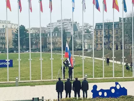 Історичний момент: Росію офіційно вигнали з Ради Європи та спустили прапор РФ