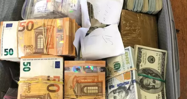 Співробітник українського посольства намагався вивезти до ЄС валюту та золото на мільйон доларів.