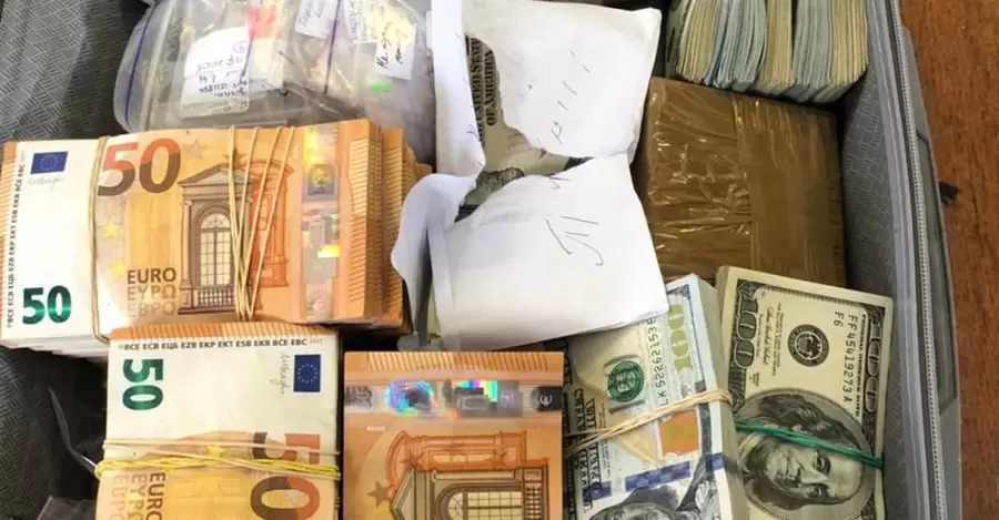 Співробітник українського посольства намагався вивезти до ЄС валюту та золото на мільйон доларів.