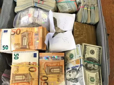 Сотрудник украинского посольства пытался вывезти в ЕС валюту и золото на миллион долларов