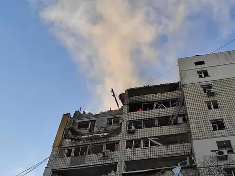 У Києві залишки ракети впали на 12-поверховий житловий будинок