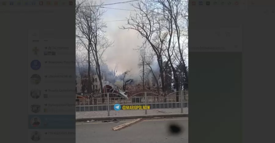 Российские оккупанты разбомбили здание драмтеатра в Мариуполе. Там прятались люди в ожидании эвакуации