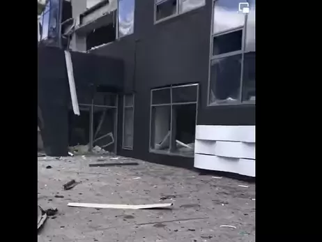 В Мариуполе враг обстрелял здание бассейна, под завалами - беременные и дети
