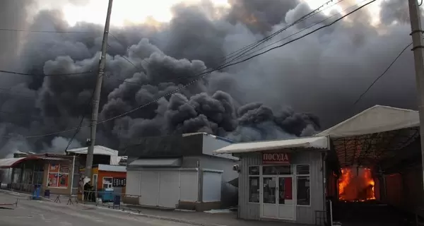 У Харкові пів дня гасять пожежу на ринку 