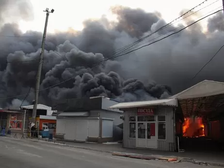 В Харькове полдня тушат пожар на рынке 