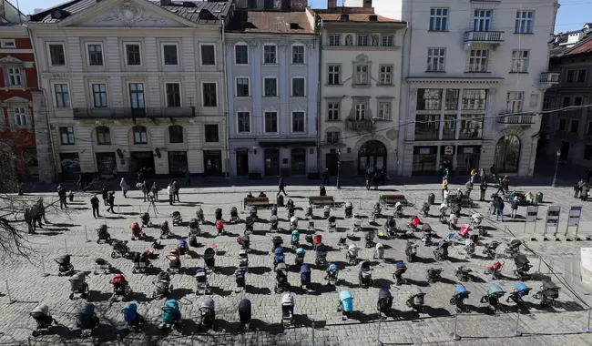 109 порожніх дитячих колясок на площі у Львові