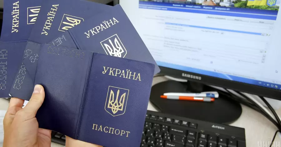 Чи можна отримати новий паспорт або вклеїти у старий фото