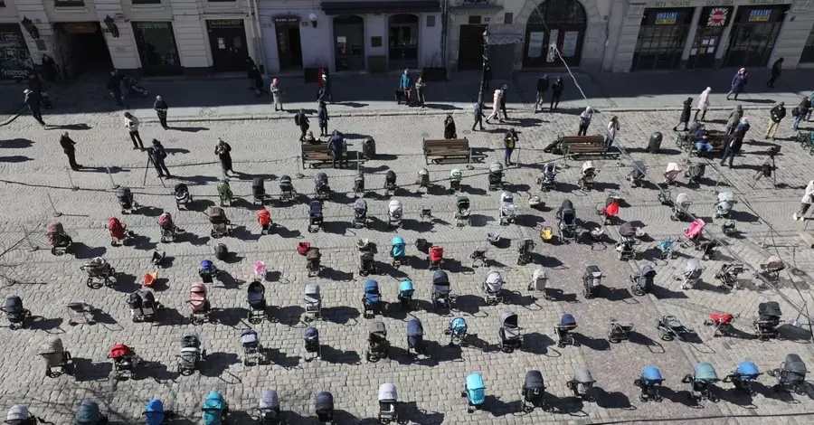 У центрі Львова встановили 109 дитячих візків на згадку про загиблих на війні дітей