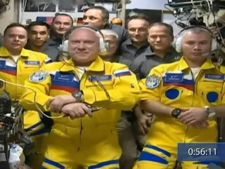 Російські космонавти на МКС одягли комбінезони квітів українського прапора