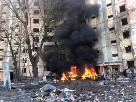 У Києві снаряд прилетів у двір багатоповерхівки у Святошинському районі, є постраждалі