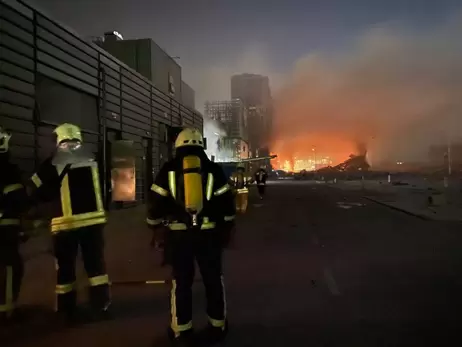 Через російські обстріли спалахнув торговий центр у Києві та авто на парковці, є загиблі