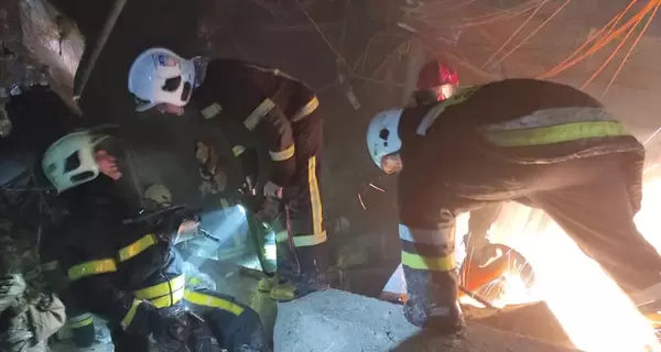 Обстріл у Києві: снаряд потрапив у торговий центр, загинуло четверо людей