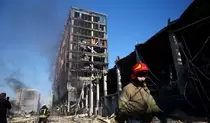 Пошкоджений ТРЦ внаслідок нічного обстрілу у Подільському районі Києва